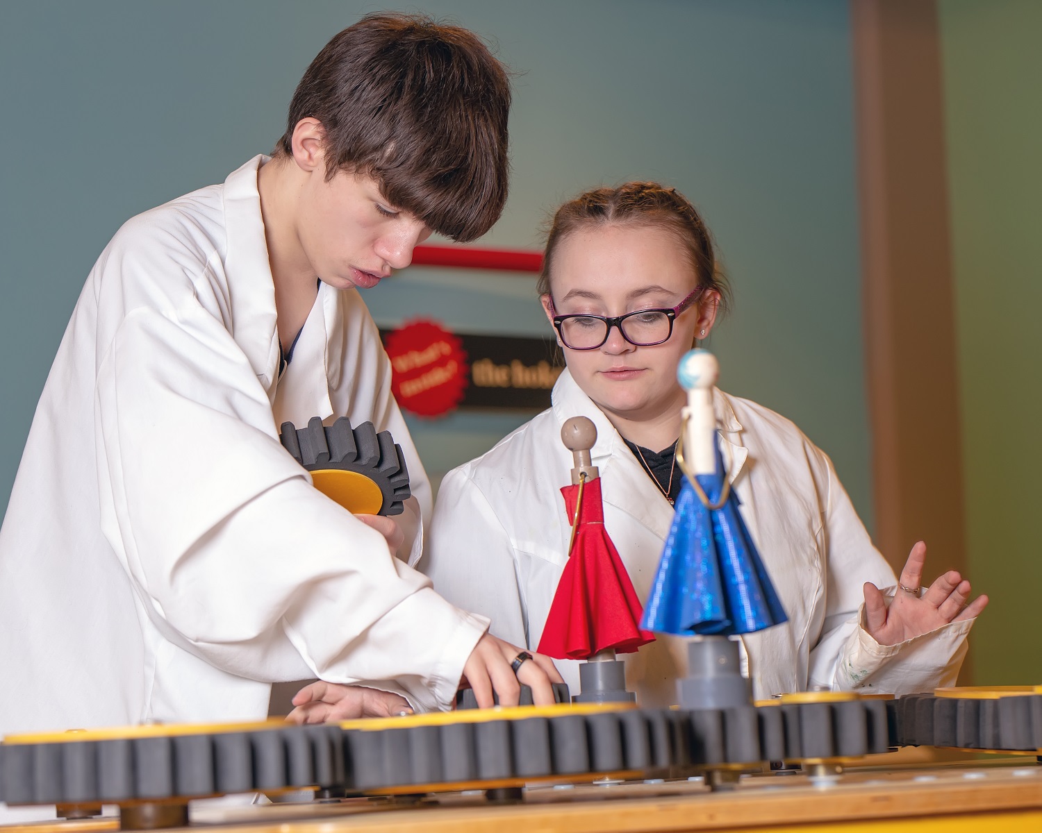 Kids doing science experiments at The Science Zone